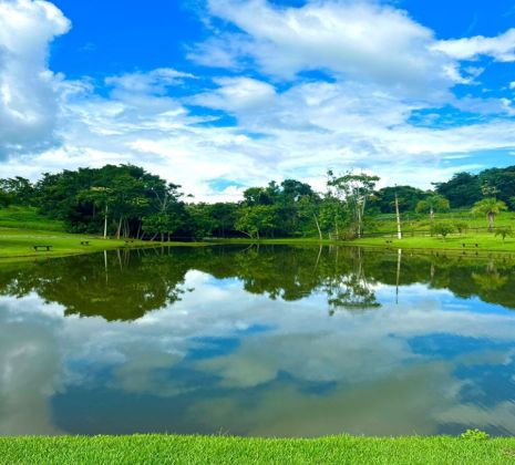 Condomínio de chácaras em Hidrolândia com lago